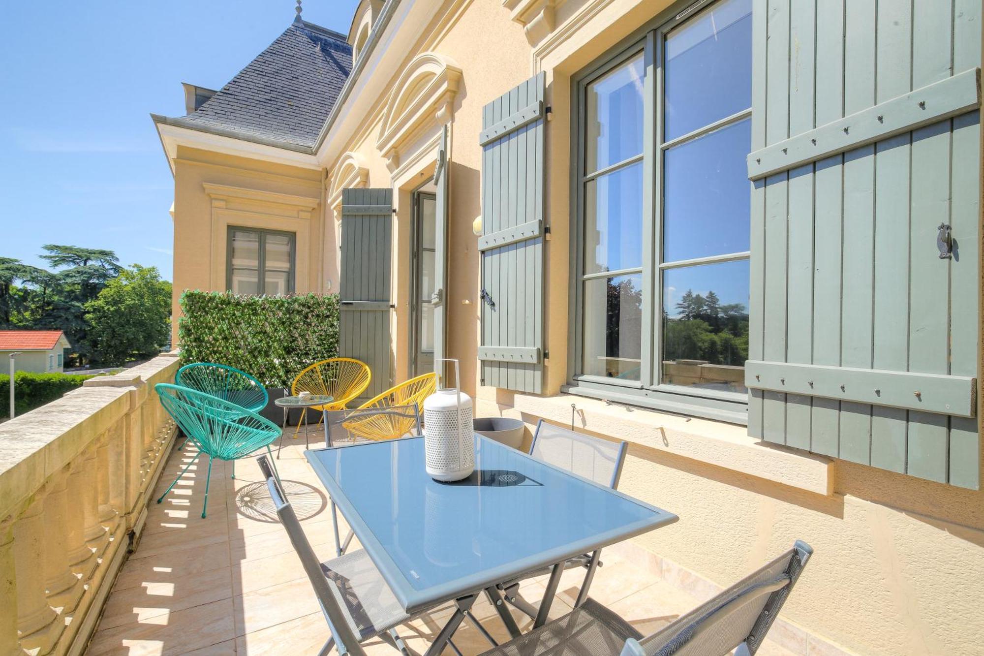 Chateau Ecully - Appartement 2 Chambres - Terrasse & Parking Exterior photo