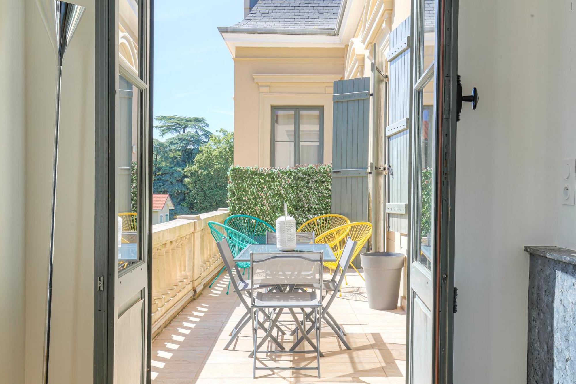 Chateau Ecully - Appartement 2 Chambres - Terrasse & Parking Exterior photo