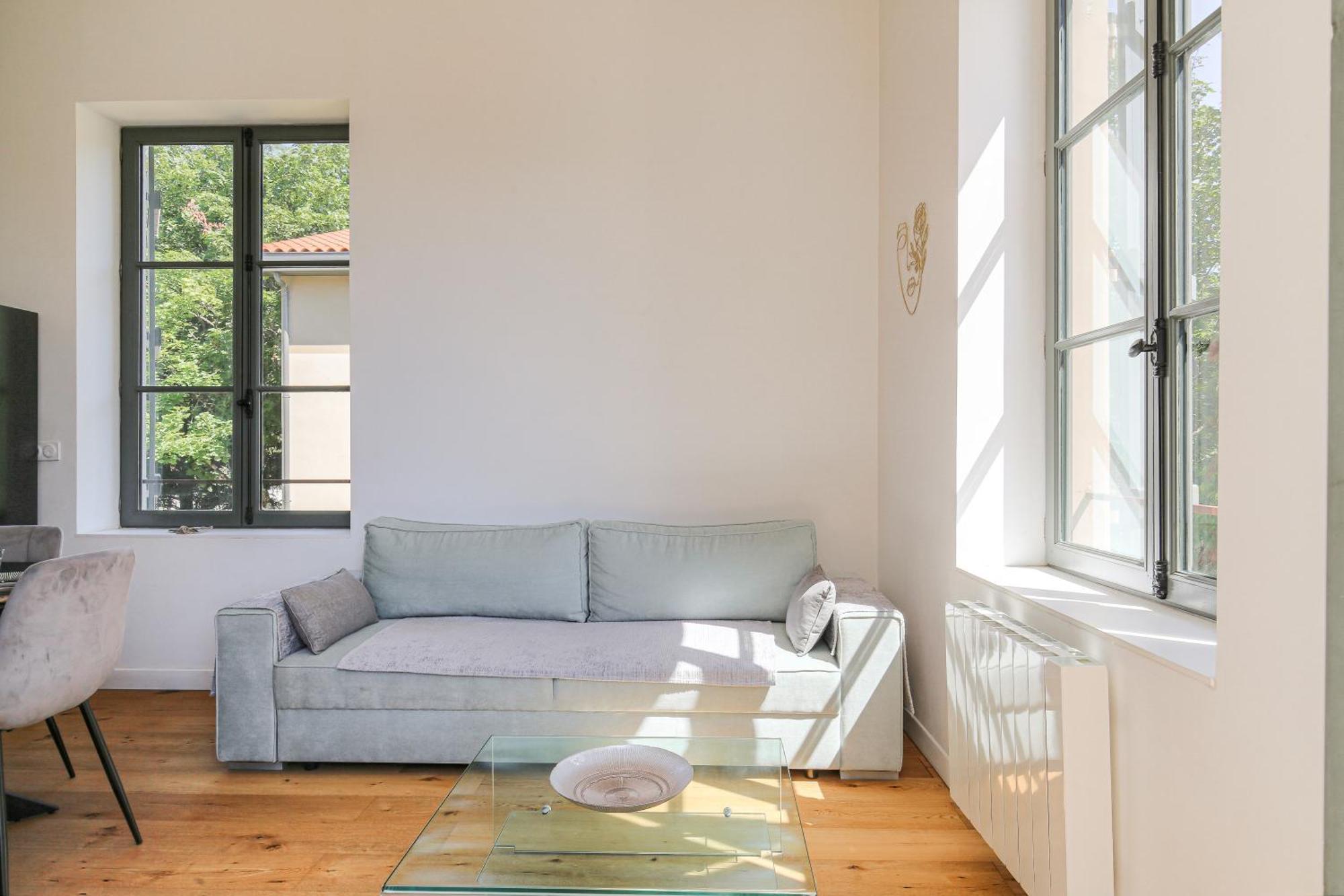Chateau Ecully - Appartement 2 Chambres - Terrasse & Parking Exterior photo