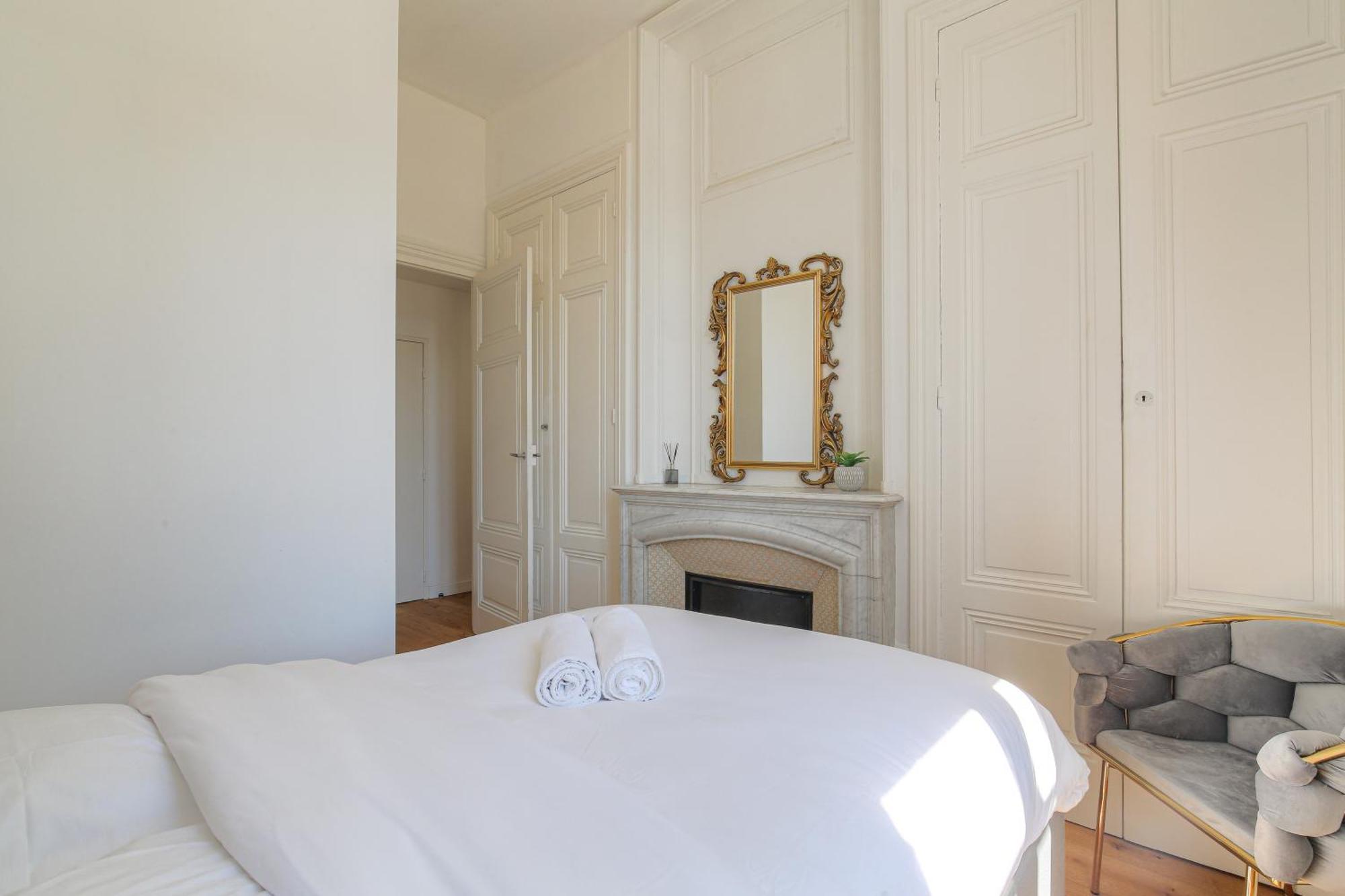 Chateau Ecully - Appartement 2 Chambres - Terrasse & Parking Exterior photo